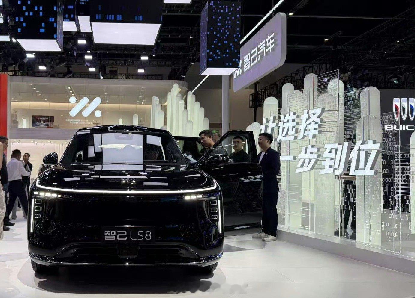 2026北京车展 25 万级全线控四轮转向的智己 LS8 正式亮相。智己 LS8