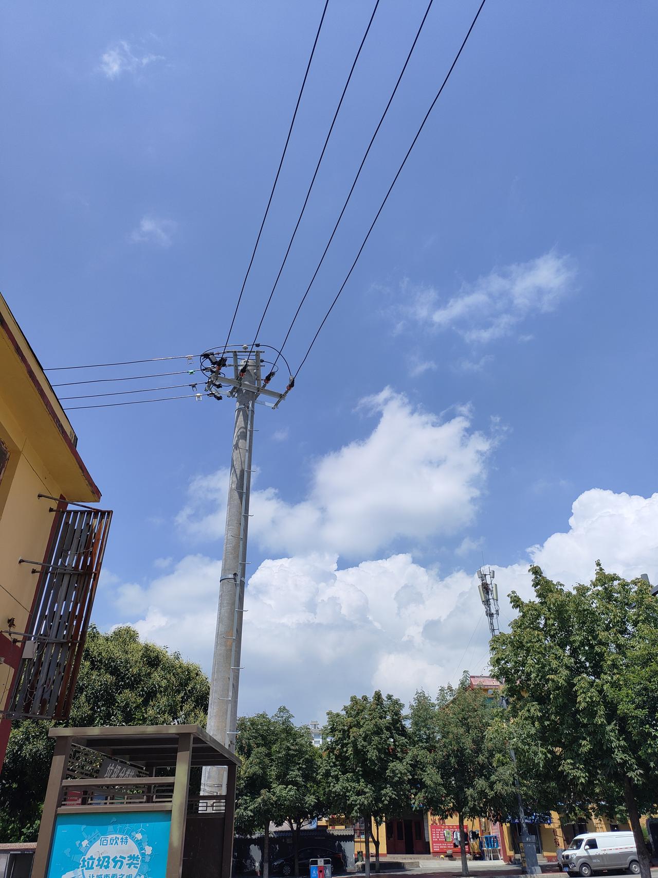 1. 小城夏日，晴空万里，街头处处都是人间烟火☁️
​
2. 走在熟悉的街道，蓝