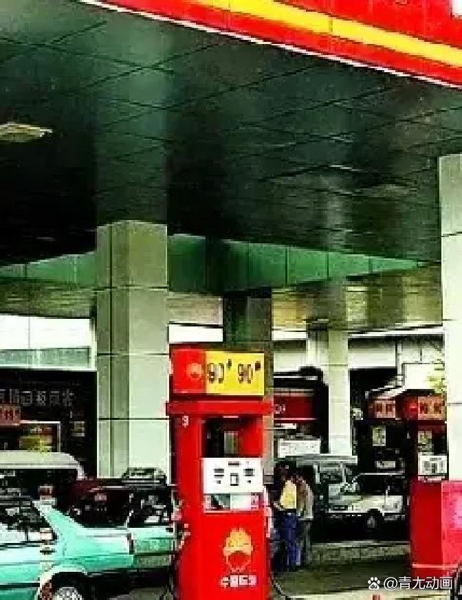 发改委通知：2月26日零点，92号汽油每升涨0.16元。
北京的车主加满50升油