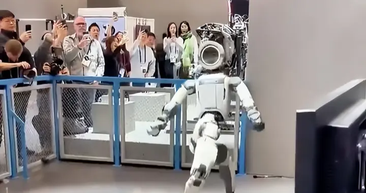 波士頓動力機器人CES大翻車：后空翻甩掉手、搬東西躺平在地