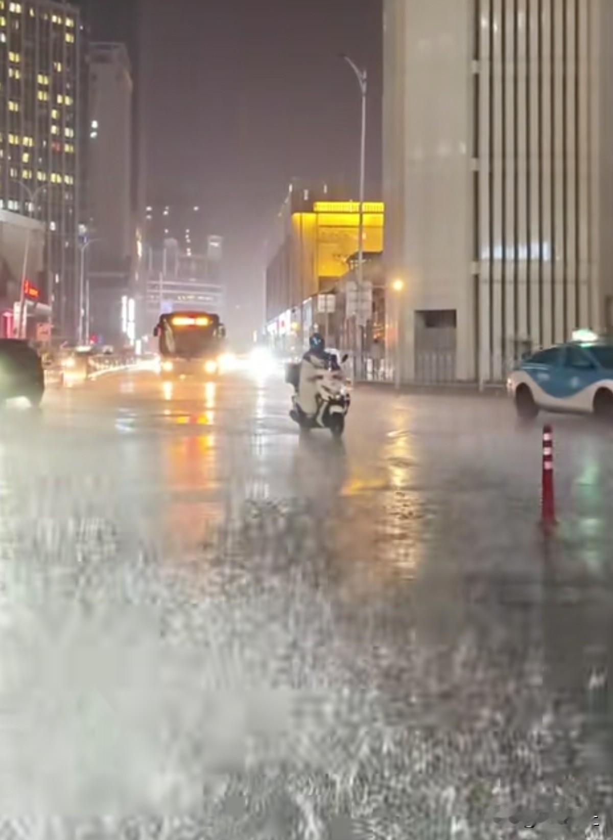 原创诗·兰州的雨

兰州的雨是个急性子
冷不丁杀个措手不及
不管你在散步、候车还