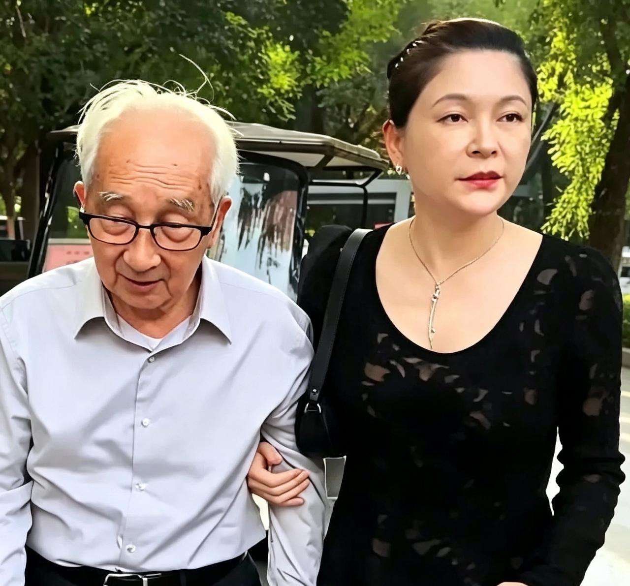 碰见靳尚谊老先生两口子。老爷子满头白发，媳妇穿黑裙挽着他。听说女方小他几十岁。外