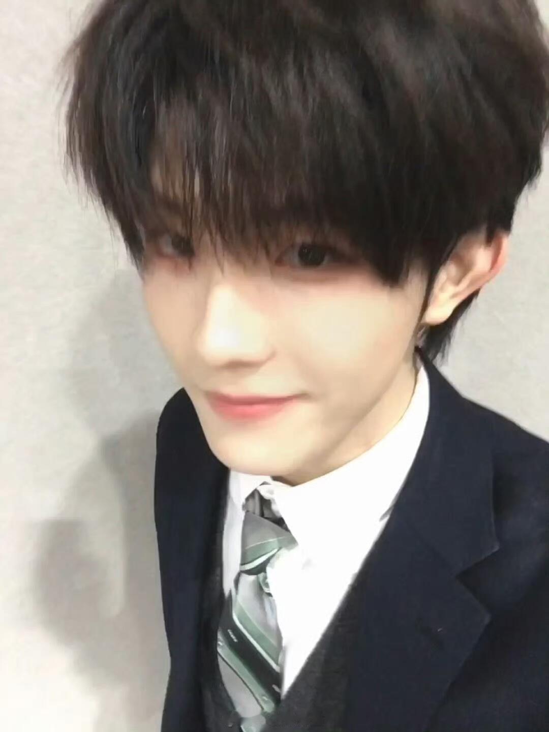 苏新皓直拍夯爆了 一出场就抓住所有目光！舞蹈又稳又炸，表情管理封神，直拍反复循环