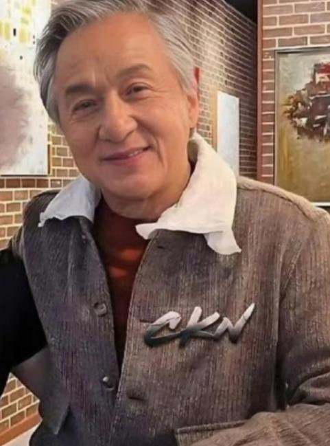 成龙大哥这辈子很可能会带着遗憾走完。他赚再多钱，拥有再大的明星光环，现在 70 