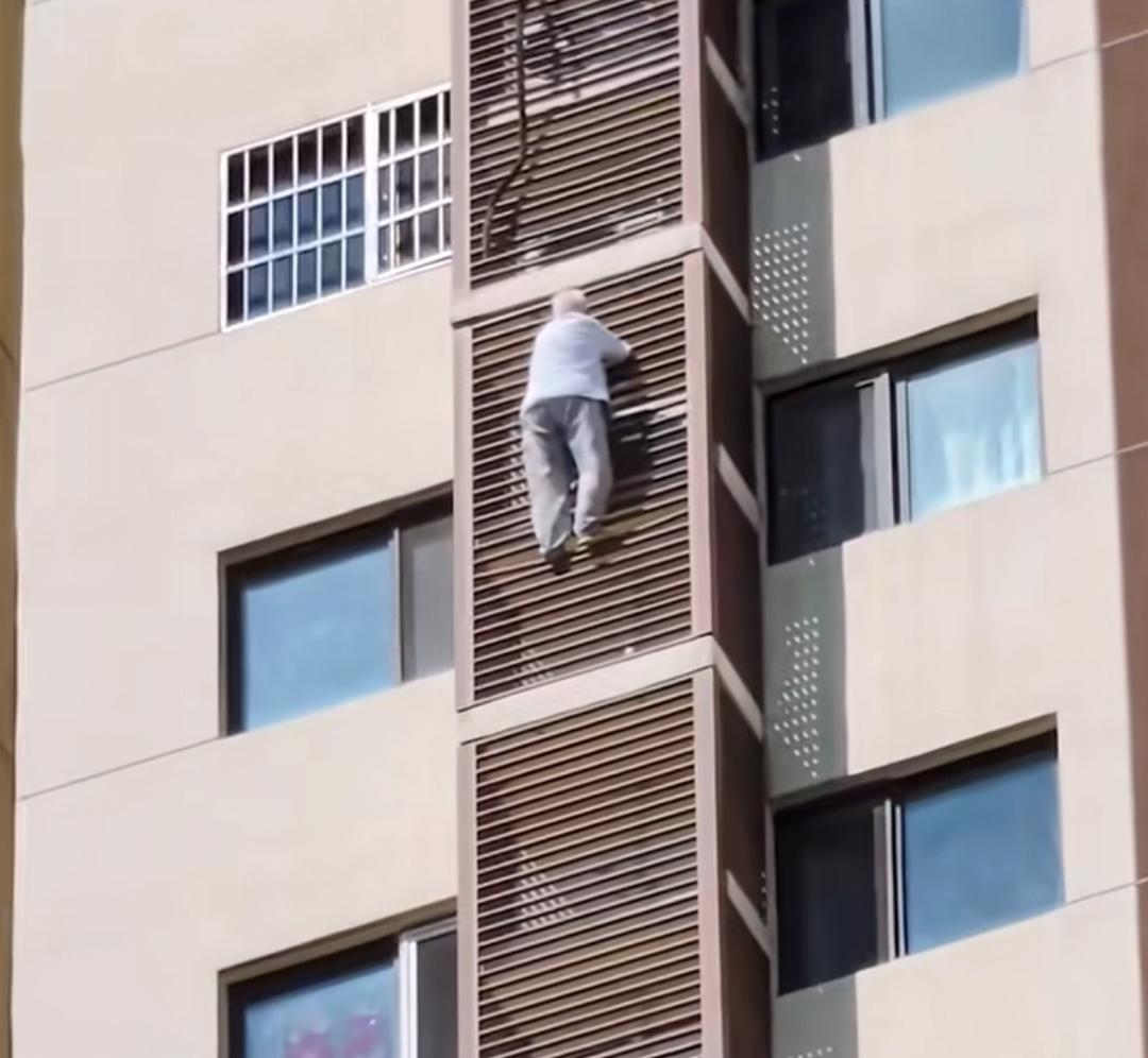 89岁的独居老奶奶，顺着空调外挂机护栏，从27楼往下爬到了21楼，最后被困在了2