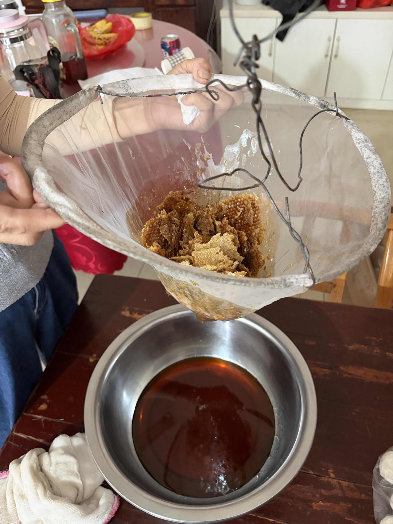 好奇害死猫，今天舌头受罪
去榨油坊拉油菜饼给茶园施肥，看到人家在过滤蜂蜜，好奇这