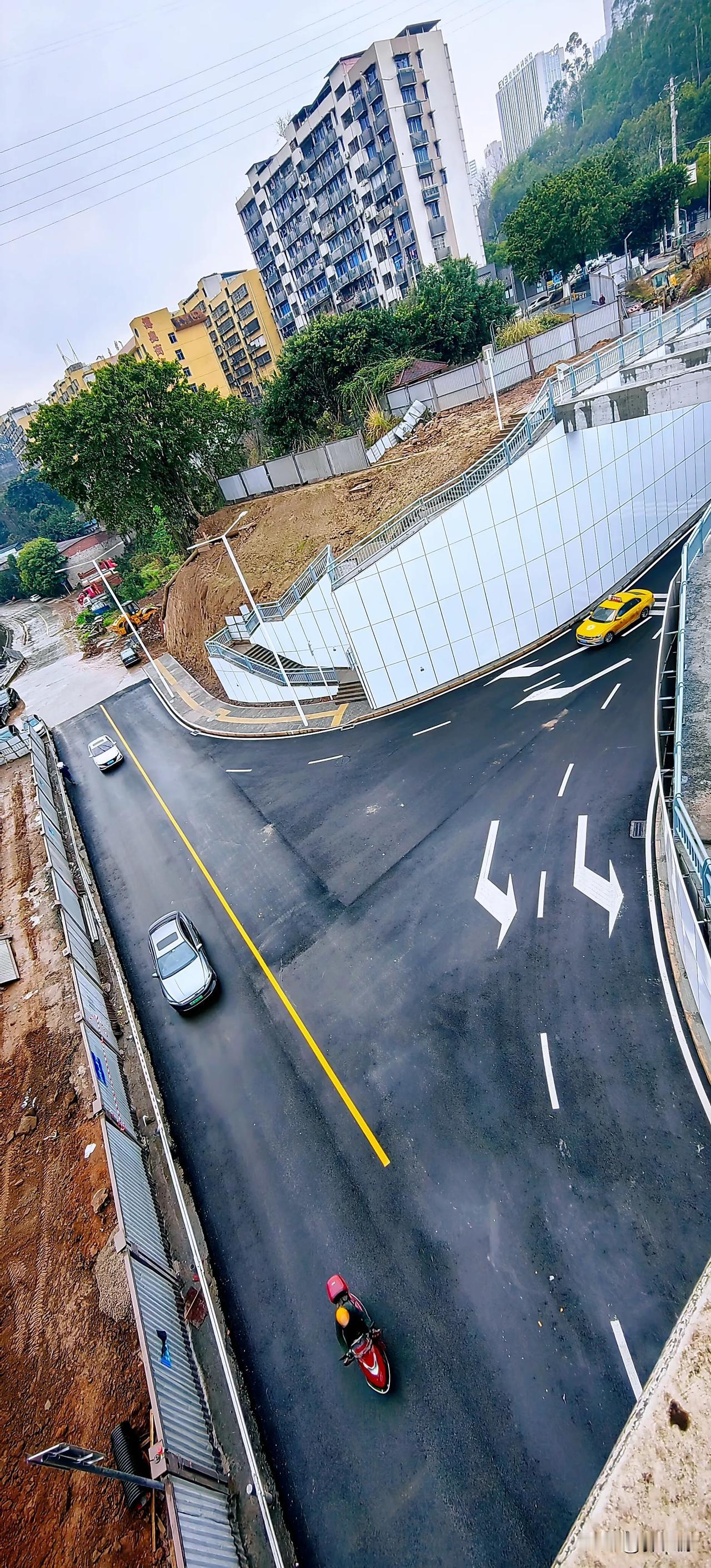 万州区石盒石陶家湾下穿道建设工程完成通车了，至此北滨路一段拓宽工程后，解决了交通