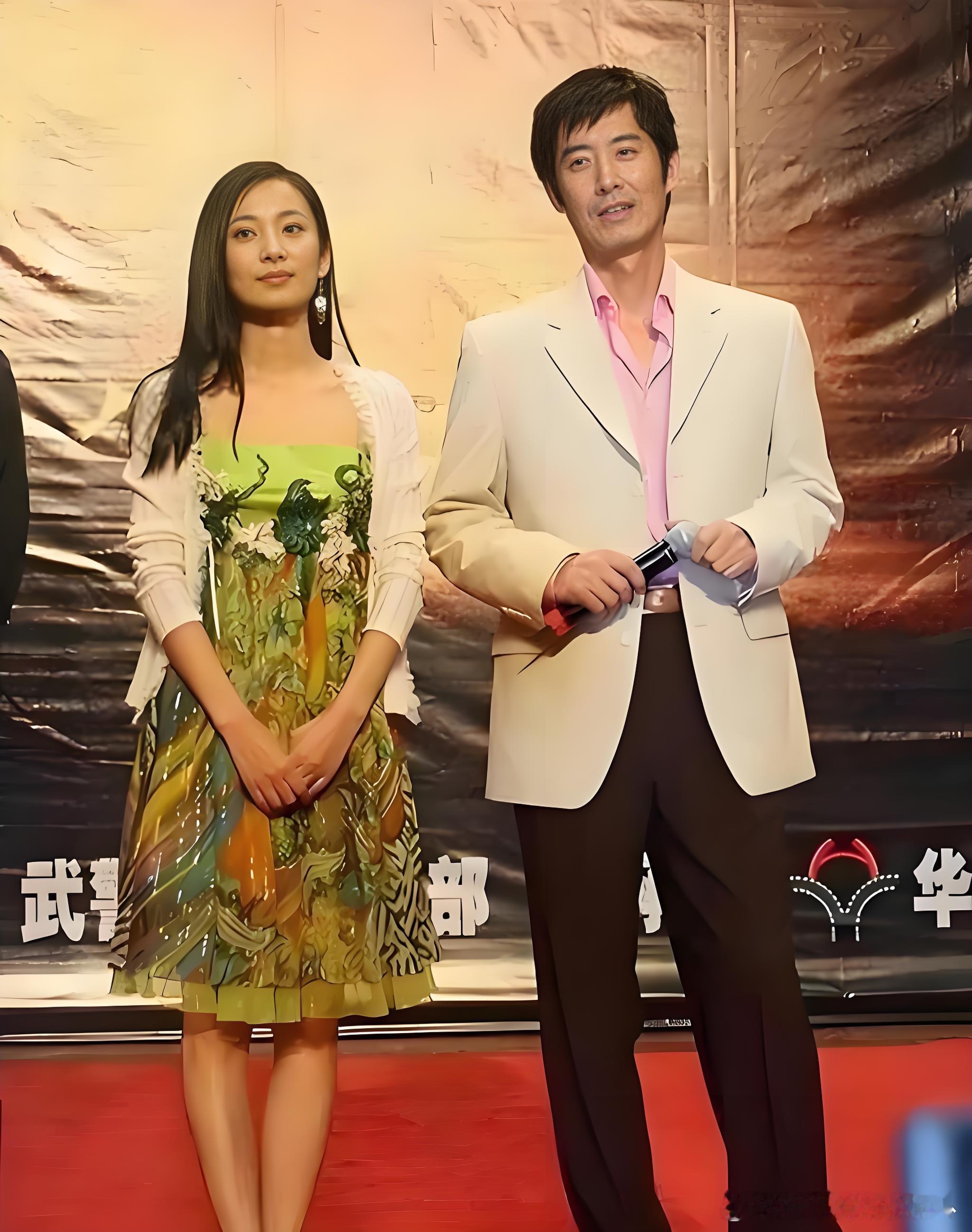 真没想到，原来他们是两口子，戏里戏外都是夫妻，看不出年龄相差有16岁。电视剧白看