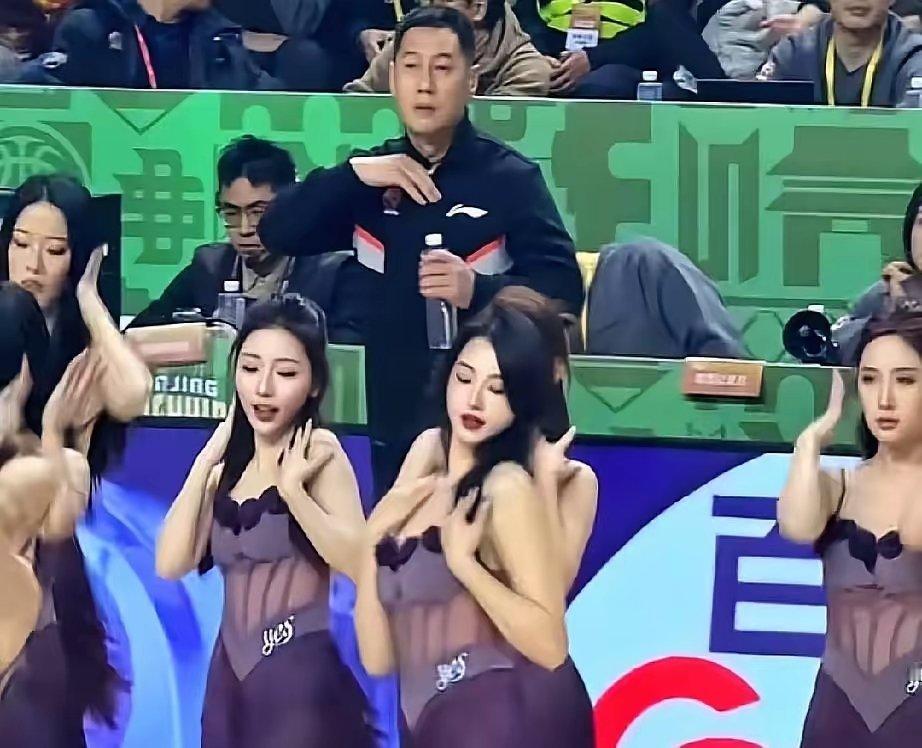 南京同曦男篮主场啦啦队着装是不是注意点。CBA是面向大众，尤其有青少年观看呢。整