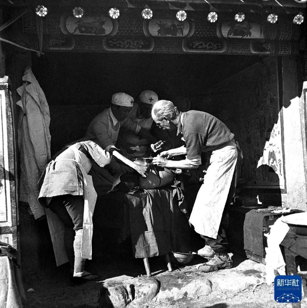 这是吴印咸1939年在晋察冀边区拍下的传世黑白影像：简陋土房权当手术室，阳光斜斜
