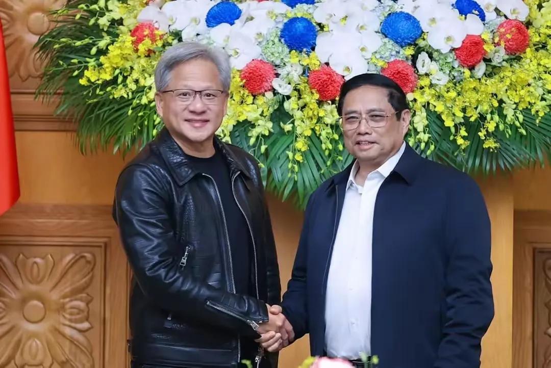 不要冷嘲热讽，黄仁勋他是美国人

首先，黄仁勋八岁时父亲就把他送到了美国，现在是