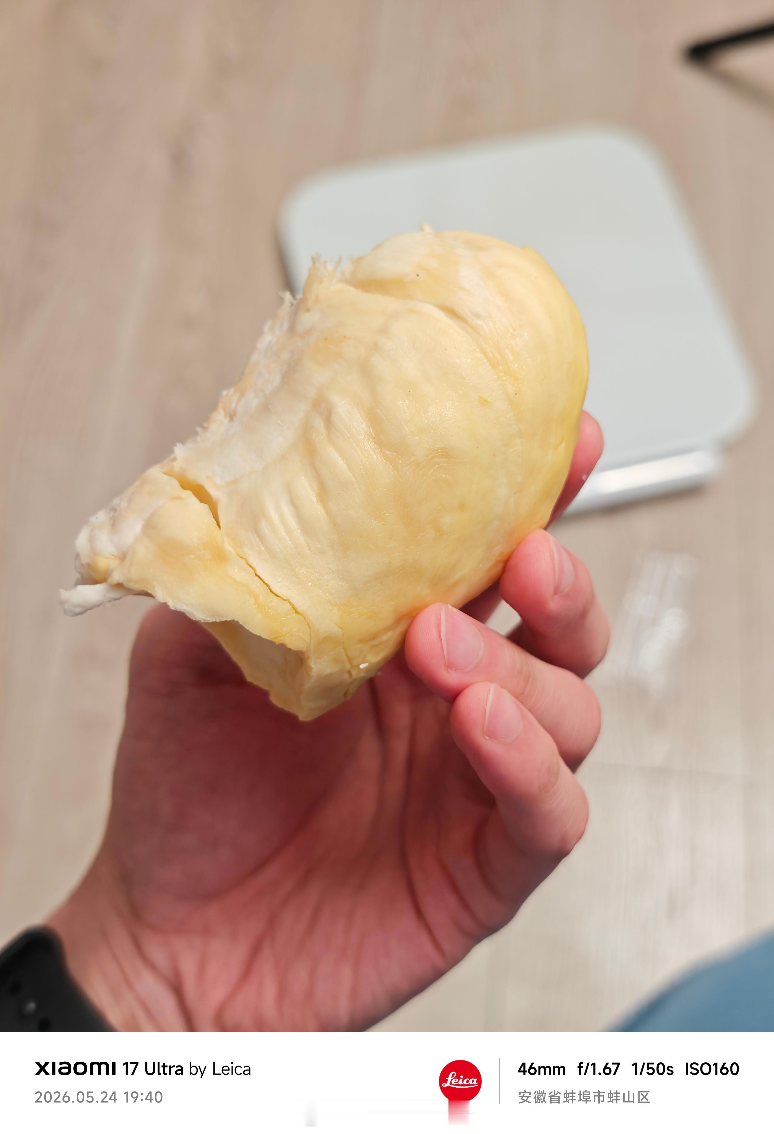 刚才在屋里啃了一块榴莲，我妈突然来一句：哇这么大的榴莲味你咋不早点告诉我……闹麻