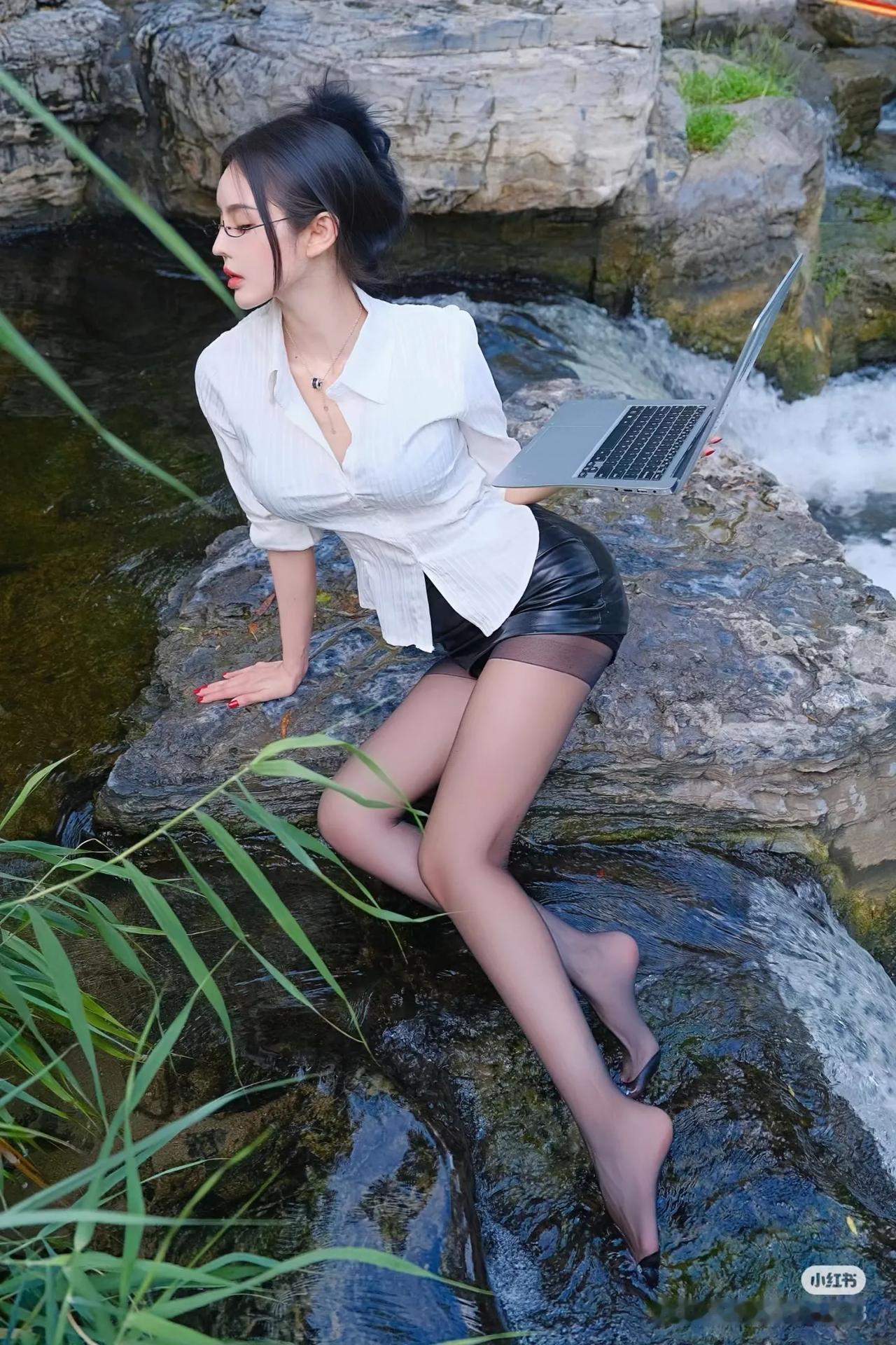 女性穿上了黑色丝袜，仿佛正在进入一个时尚的水乳交融的仪式。她的自信和魅力此刻似乎