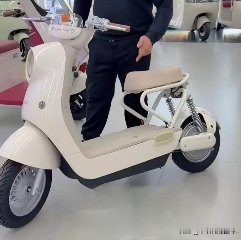 好消息:新国标电动车上市了!
坏消息:卖电动车的都不希望你买!

什么情况?
