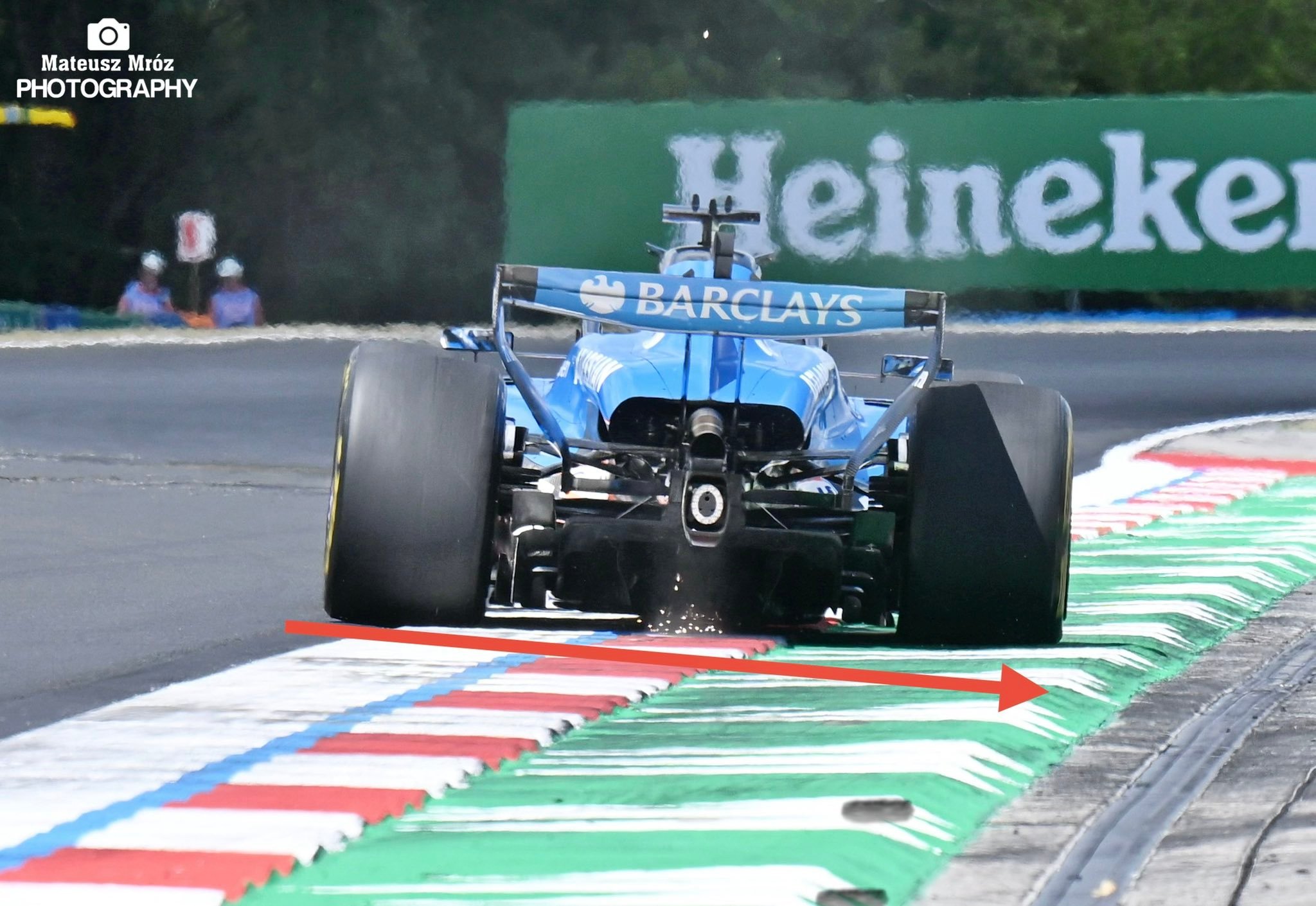 F12026F1匈牙利大奖赛 4号弯出弯时，赛车悬挂和轮胎的形变 