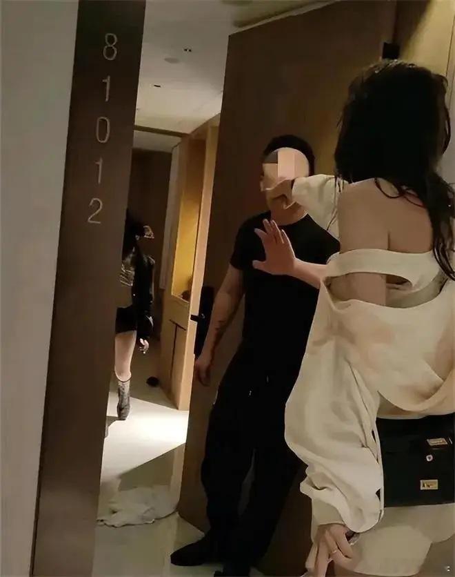 陕西渭南，一名女子婚内出轨，被丈夫当场捉奸在床，丈夫气不过扇了她几耳光。谁能料到