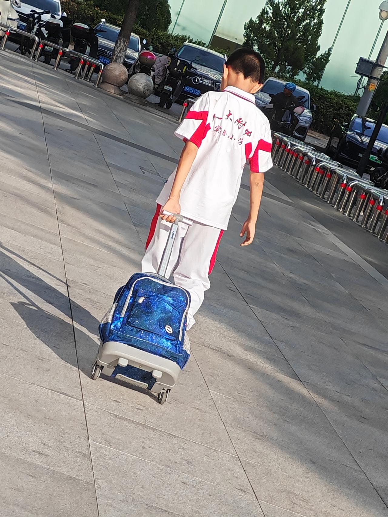 赢在起跑线上的北京孩子，
书包都这么沉吗？
需要拖着走？
人大附中实验小学在海淀