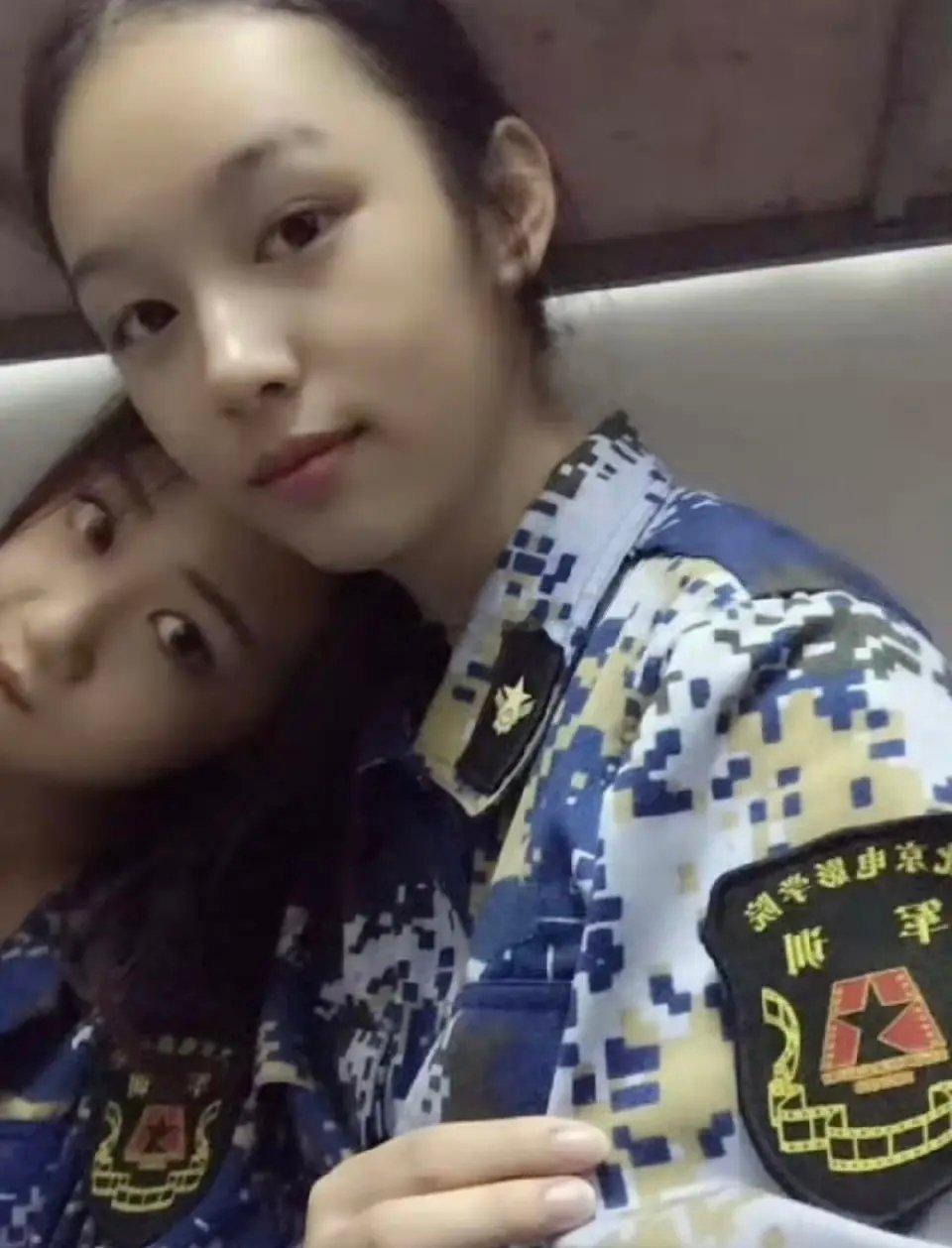 周也大学时期在人群中就很耀眼了 