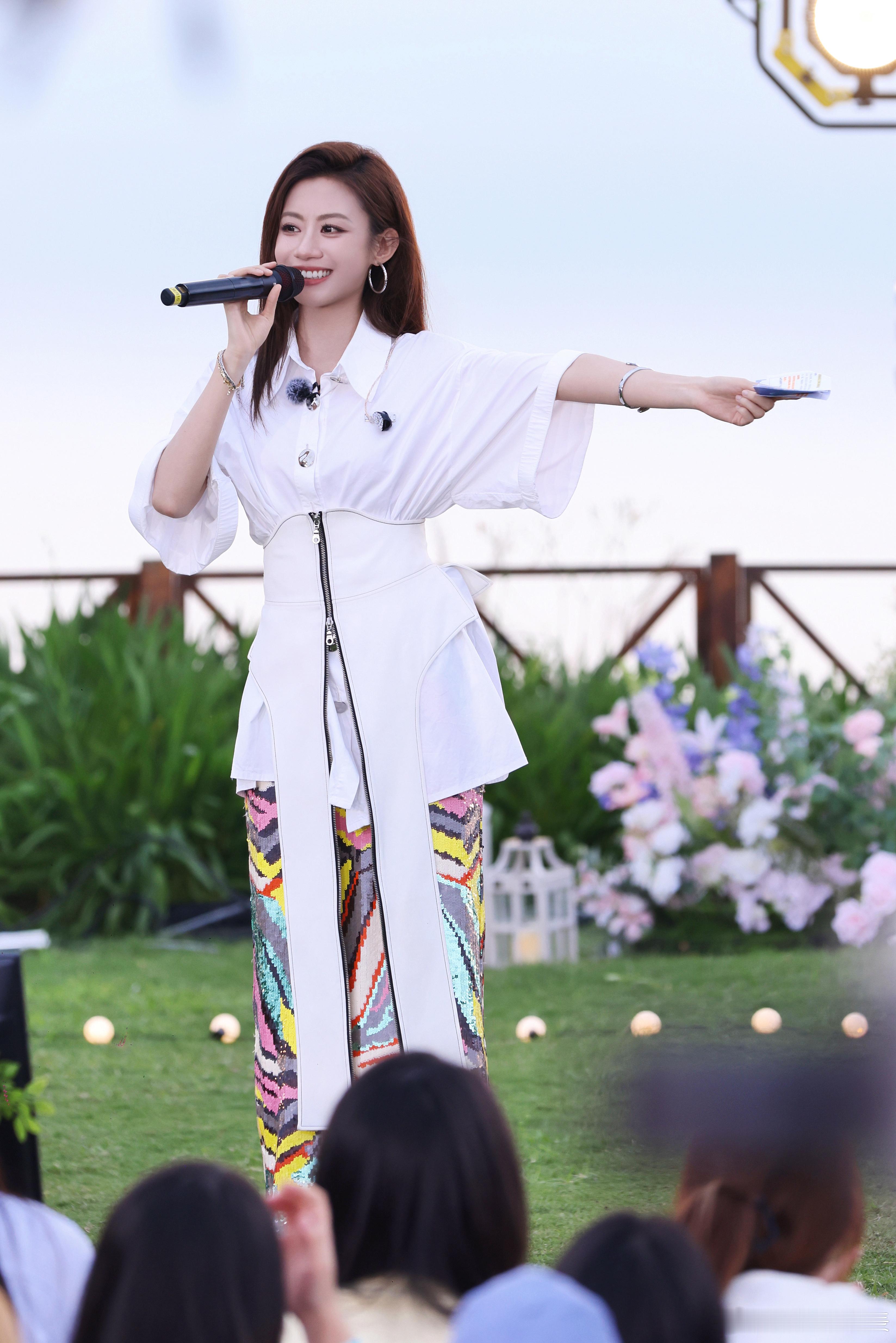 伍珂玥港风舞台氛围感绝了不断尝试多元的演唱表达，伍珂玥总能在港风曲目里带来新鲜听