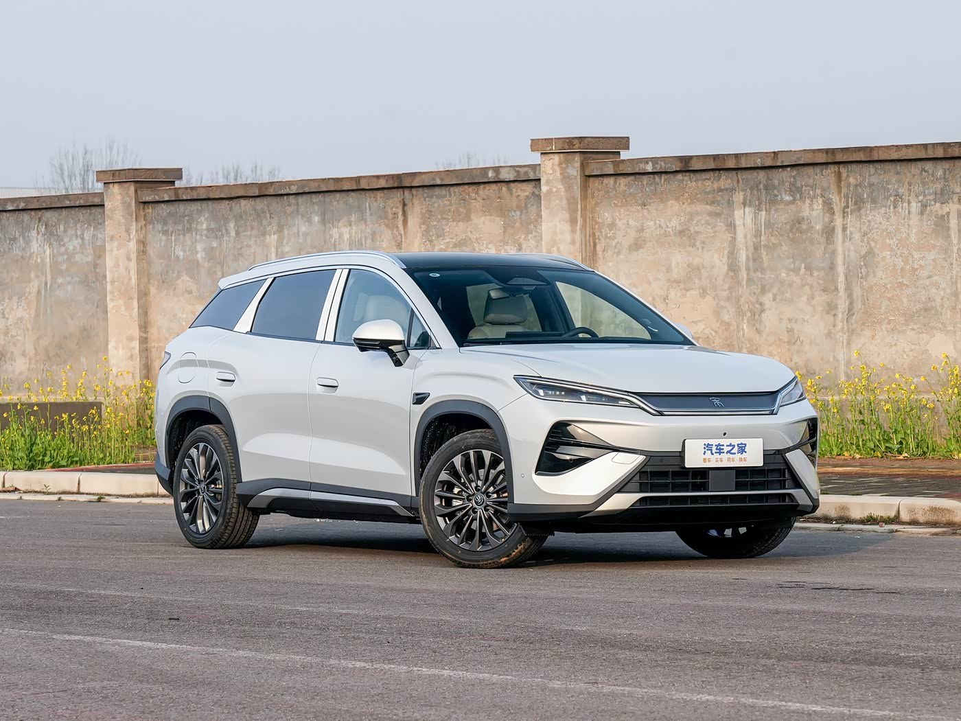 宋 Ultra EV vs 小鹏 G6：15 万级纯电 SUV，家用与科技的正面