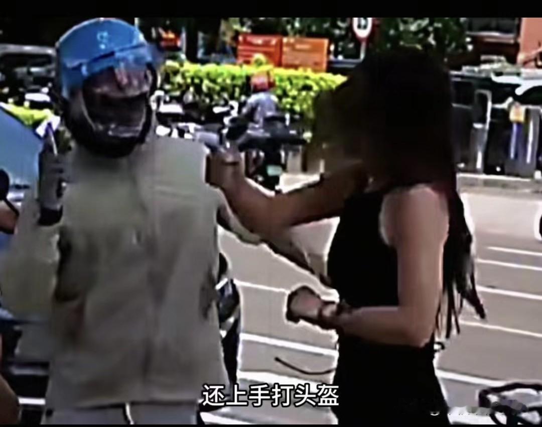 海口街头黑裙女子开车刮了别人车，还出手打别人，人家全程防御，她自己踢空摔倒了怪别