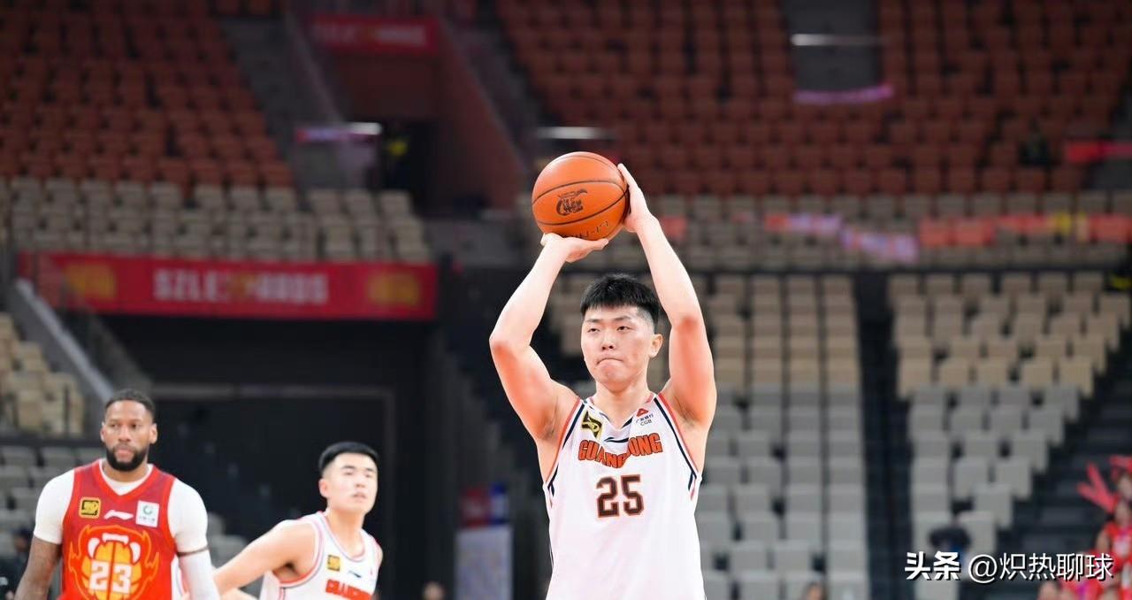 广东宏远半场33比25四川队，首节落后1分，张皓嘉打满半场，麦考尔单打独斗，胡明