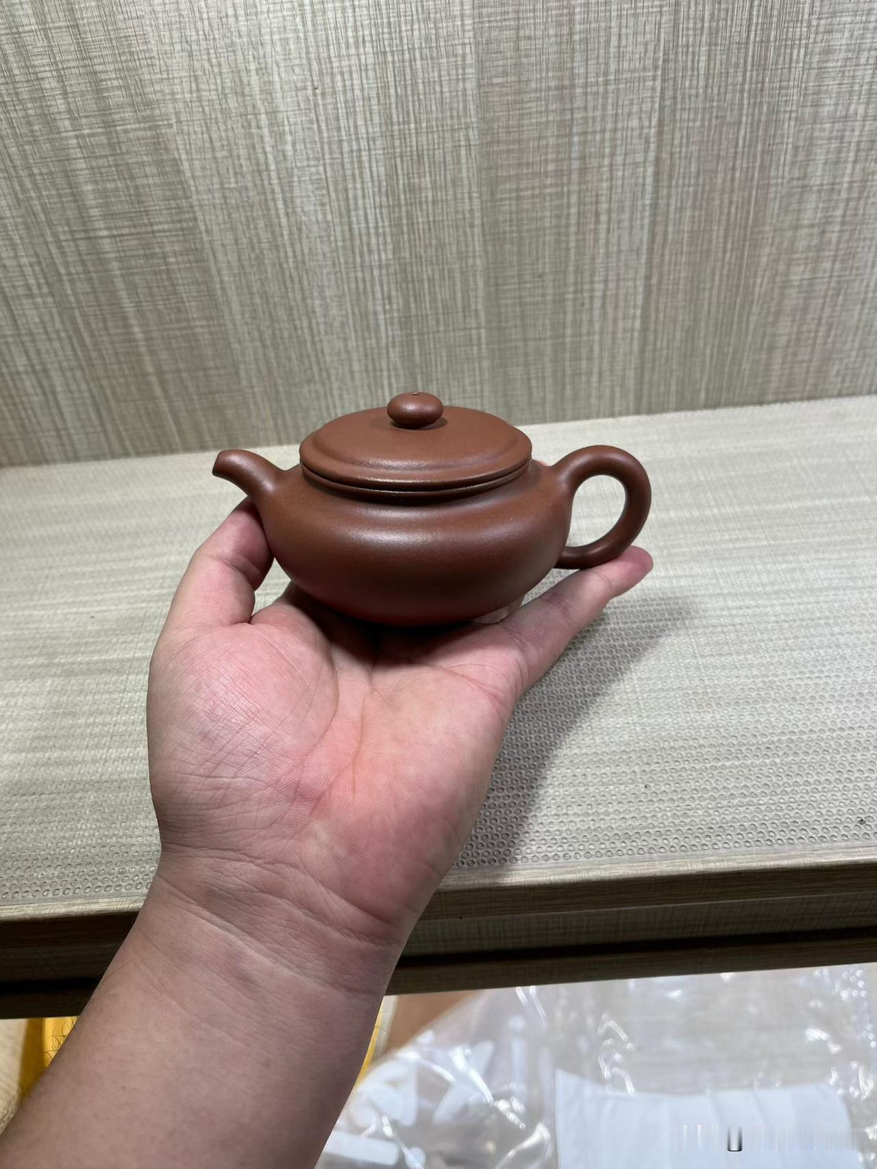 手艺人，真不容易，三天才做一把壶，底有点裂，补了点泥，里面颜色不一样，真可惜啊！