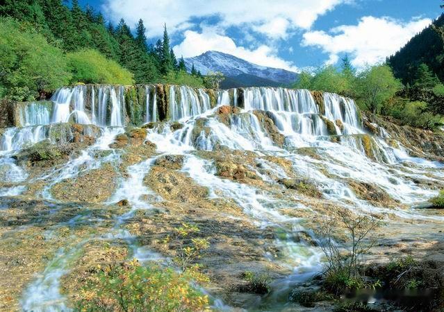 九寨沟风光秀美，吸引不少游客前往。但景区内部分流动小摊贩存在隐形乱收费问题：有游