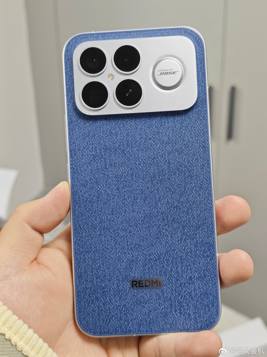 收到一台红米K90 Pro Max，这质感确实有点像皮裤，拿在手上非常不错，这整