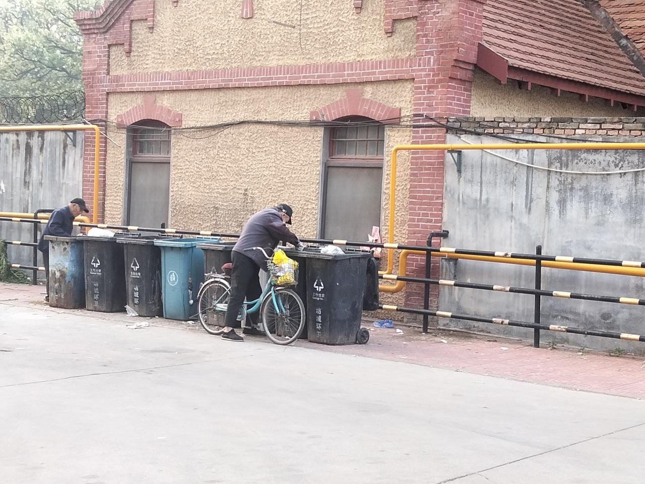 原坊子煤矿机电科（北井）维护组书记“老郑”，（82岁）退休老工人。
爱好翻垃圾桶