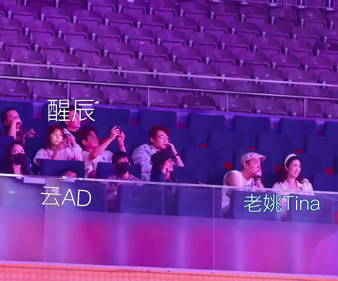 你说他们都去看糊糊演唱会了！！！