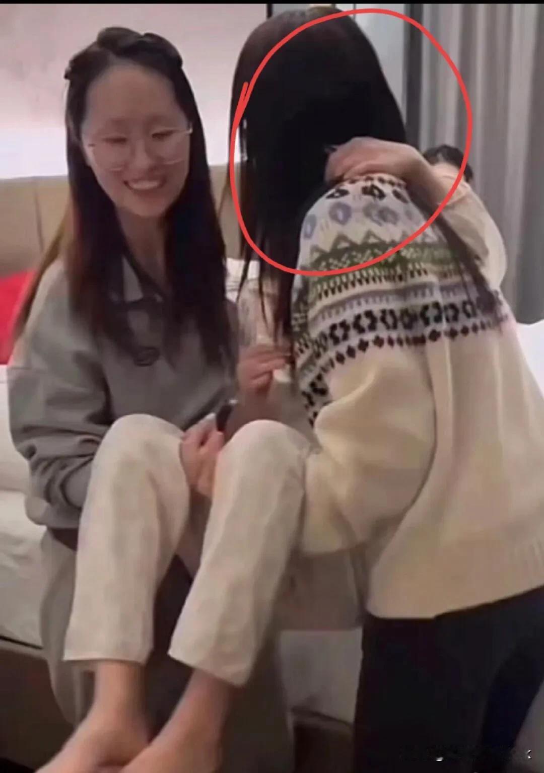 原来那个在床上抱赵露思的真的是曾黎，最好的阿母和嫋嫋

虽然剧中阿母对嫋嫋不好，