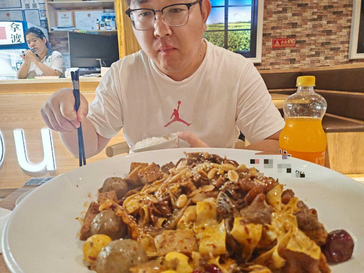 拍摄确实是个很费体力的事儿，看饭量就知道​​​