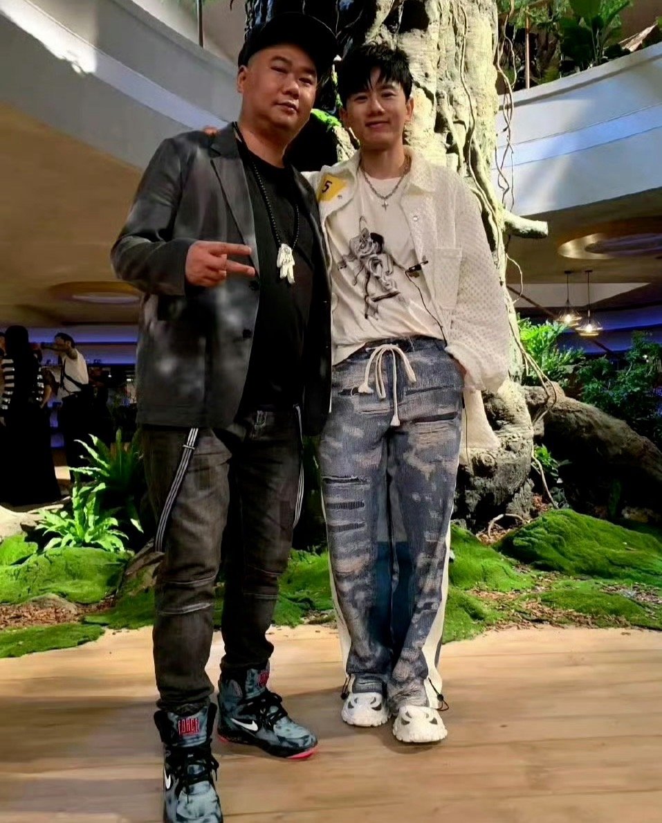 【#苟伟曾与张杰创作北斗星的爱#】#苟伟去世年仅44岁# 5月7日凌晨，成都歌手