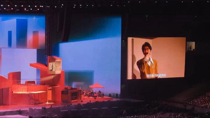 毛不易翻唱王菲当时的月亮大惊喜！毛不易在今晚的北京演唱会上翻唱了王菲的《当时的月
