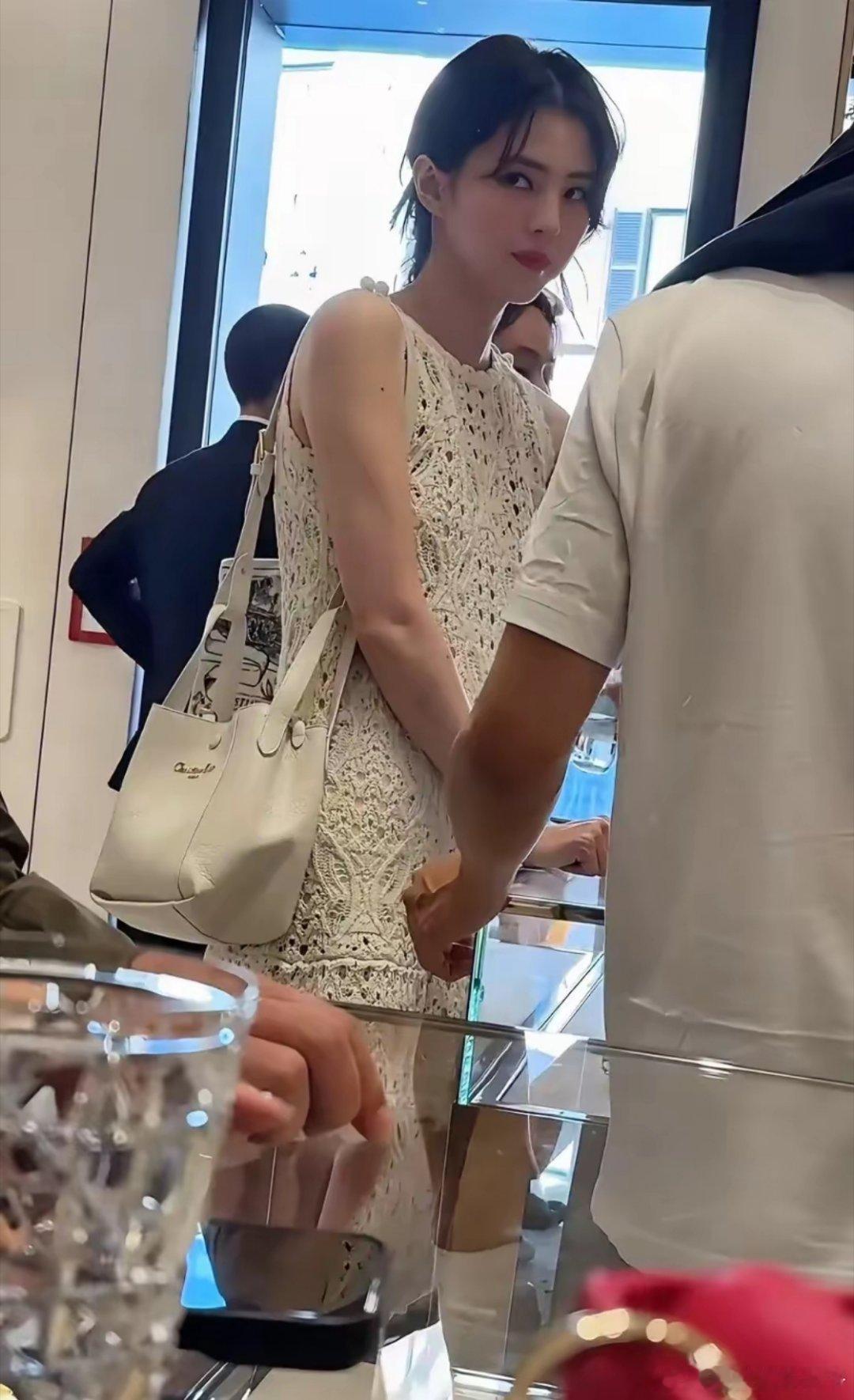 网友意大利偶遇韩素希巴掌脸超美，但这个眼神是什么意思？ ​​​