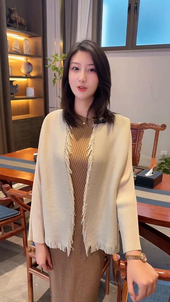 河南郑州人，八八年，三十八岁，身高一米六八，体重一百二十斤，不抽烟、不打牌、不去