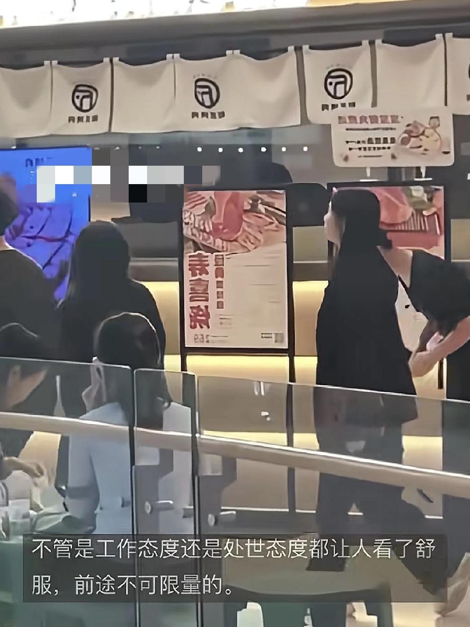 男孩在店门口发传单，不管路人接与不接，男孩都会挥手告别，还有鞠躬，这不得不让人十