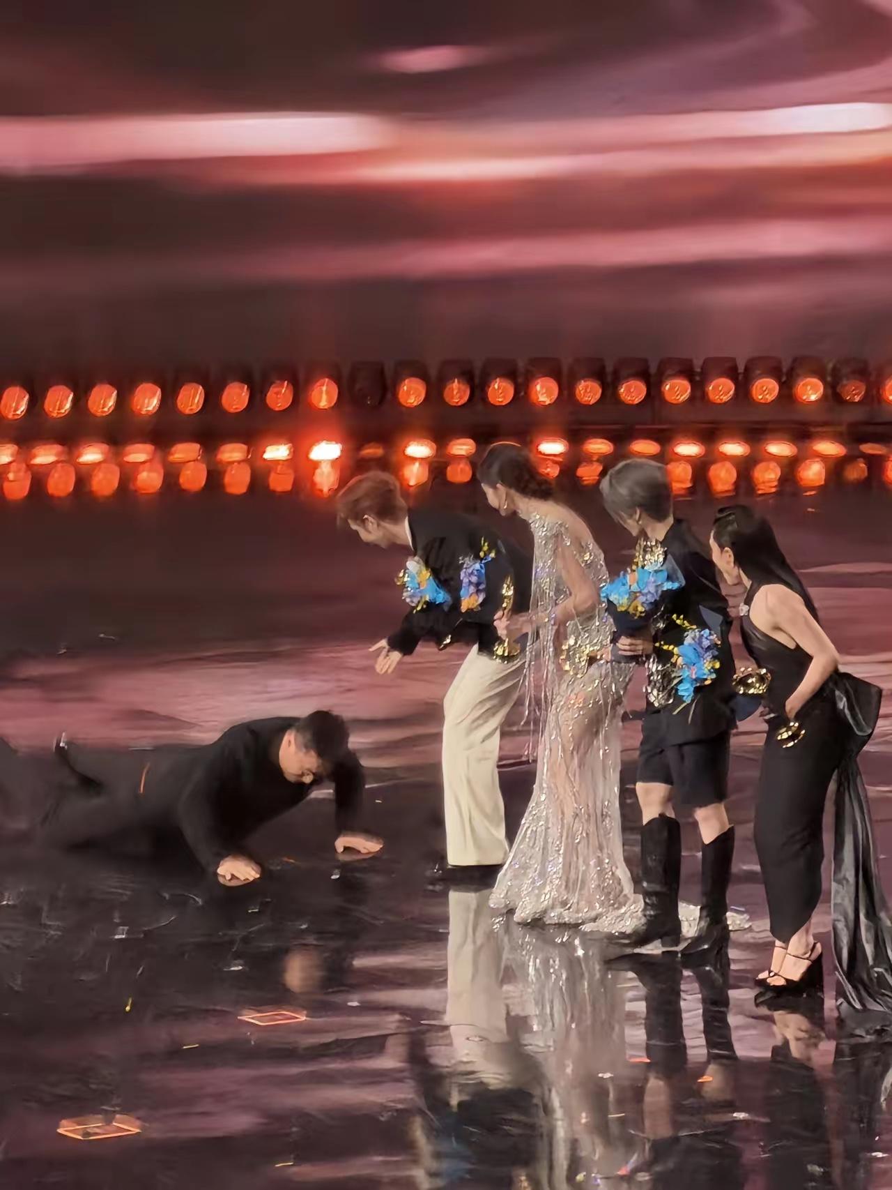 微博之夜最具有戏剧性的一幕……

大麦总裁颁完奖 在汪苏泷目前当场滑跪了。我试过