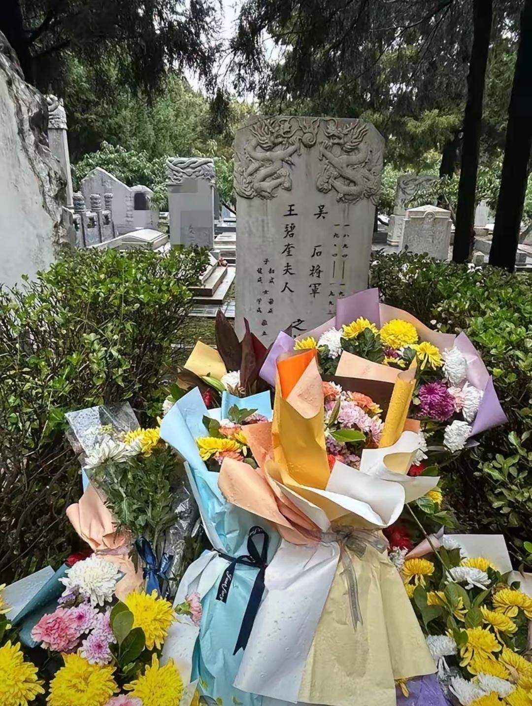 为你构思的开头与延伸

想不到，

《沉默的荣耀》热播后，

北京香山吴石将军墓