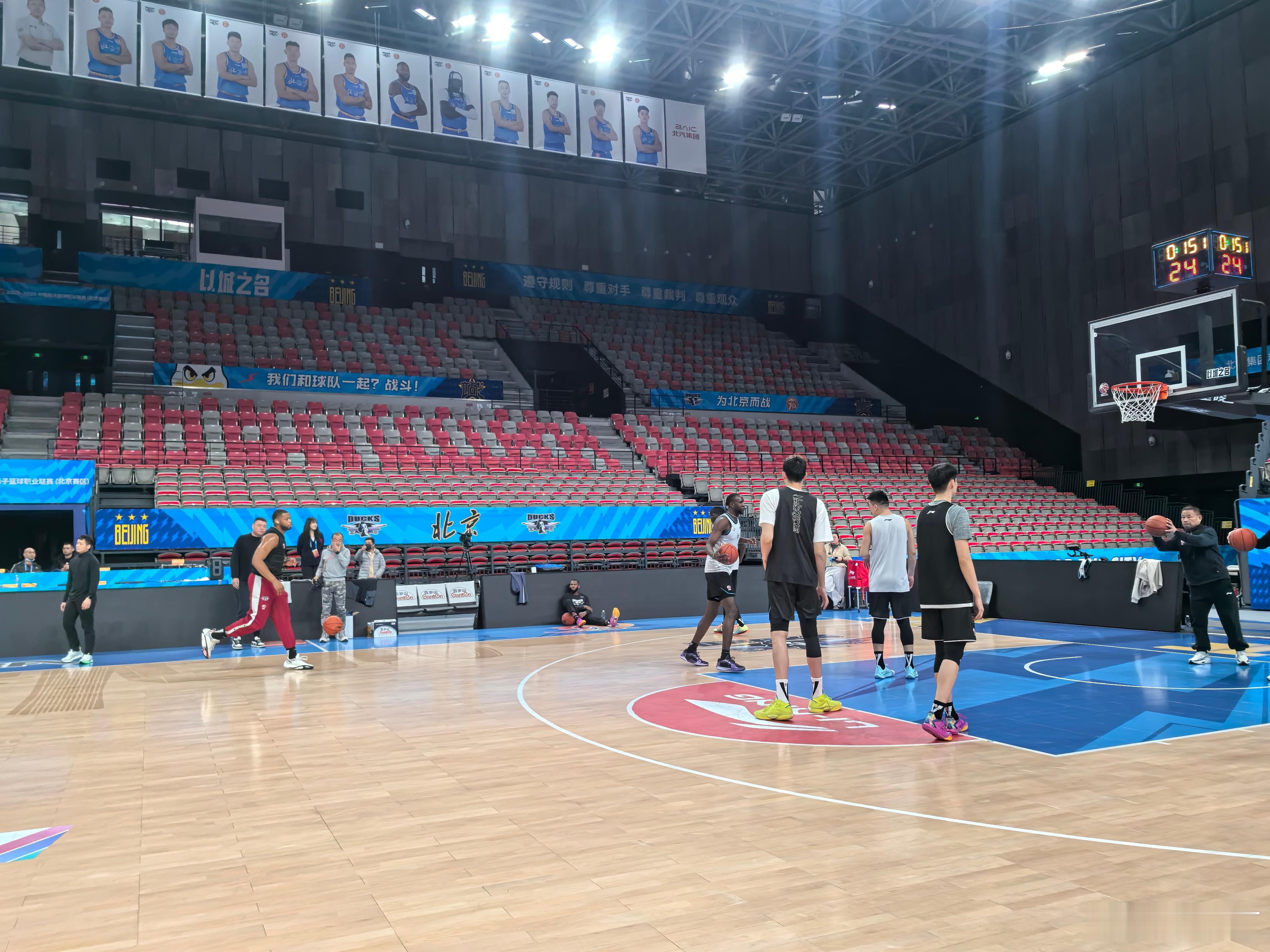 北京首钢 今天的阵容没有变化，老塔继续休战，赵睿还是边调边打，辽宁上一场赢广厦也