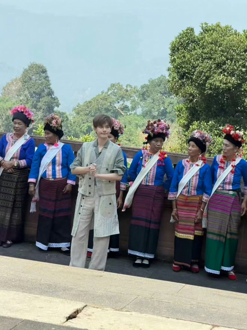 在普洱偶遇胡先煦胡先煦又换新发色了 网友普洱偶遇胡先煦，全新发色上线，变身软糯小