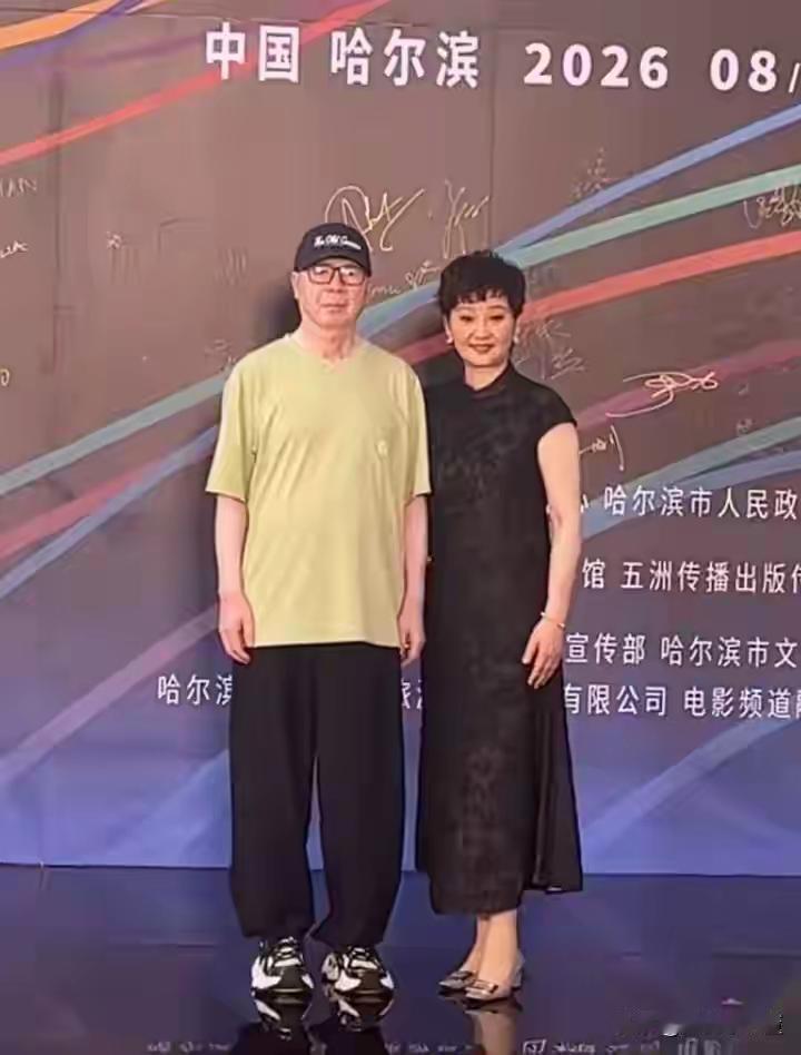 第七届成龙国际动作电影周落地哈尔滨，冯小刚携妻子徐帆共同亮相红毯，引来不少目光。
