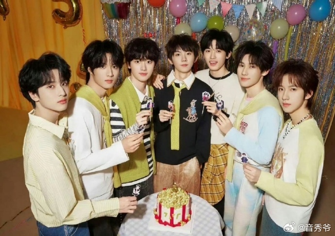 时代少年团给个眼神自己体会时代少年团把片场走成T台 片场走路自带气场，步伐利落有