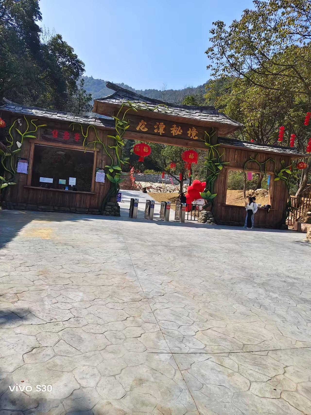 18岁那年，哥哥结婚了，有天早饭时，我找不到勺子，就问了一句，哥哥一巴掌甩过来：