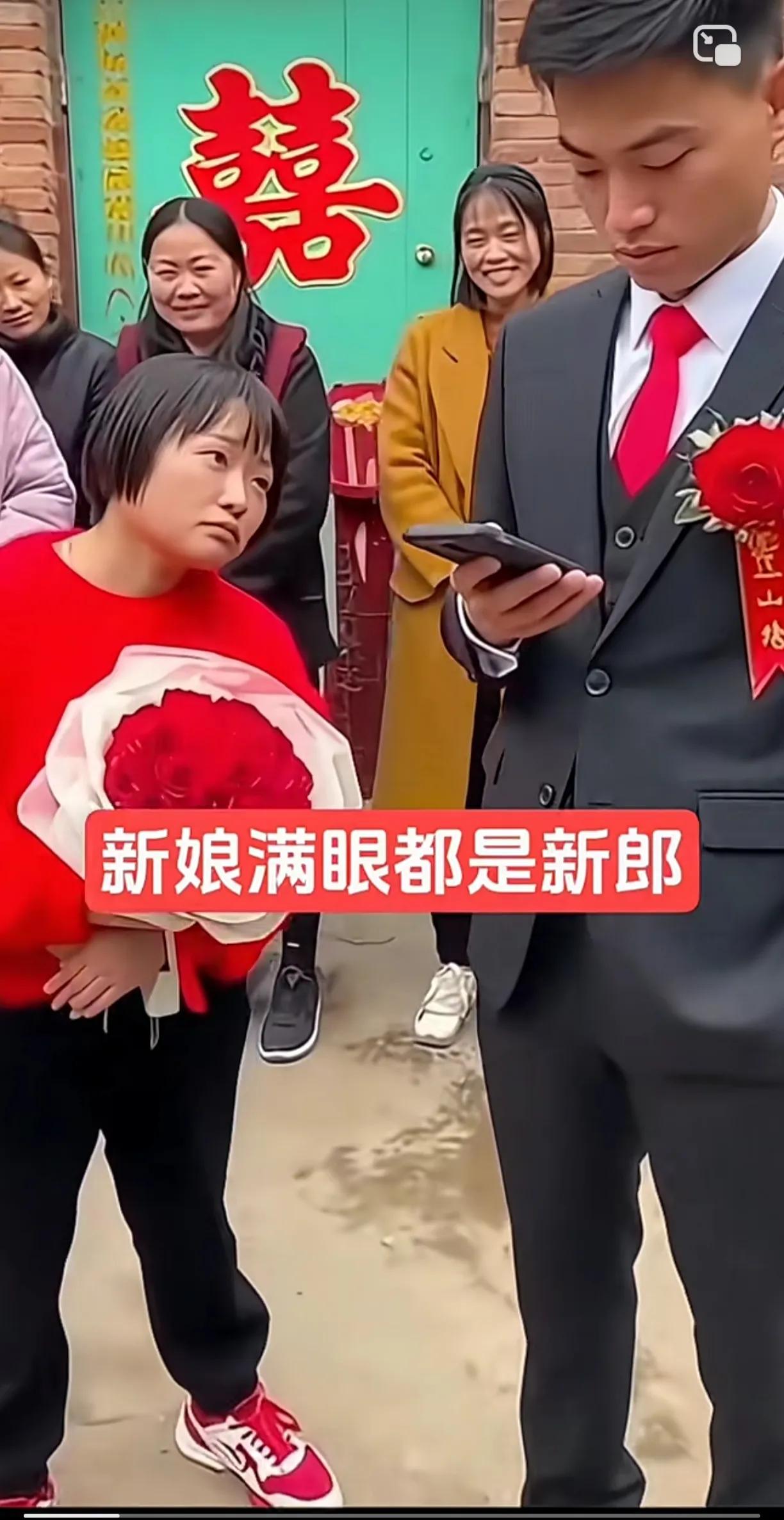 新郎长得一表人才，新娘对新郎太满意了，开心的笑着，满眼都是他。