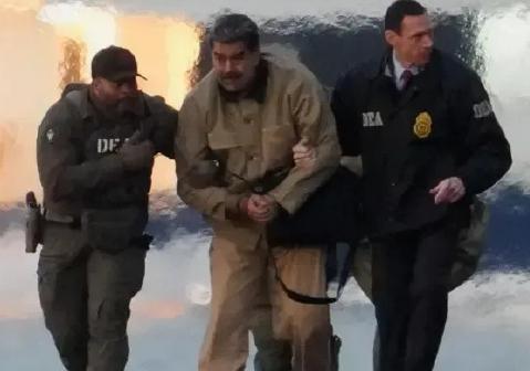 委内瑞拉总统马杜罗在美国接受庭审时，上演了一出让人匪夷所思的场面。
 
庭审还没