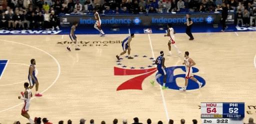 涨球了！阿门也会用脑子打球了！
在今天NBA常规赛火箭对阵费城的第二节比赛中，阿