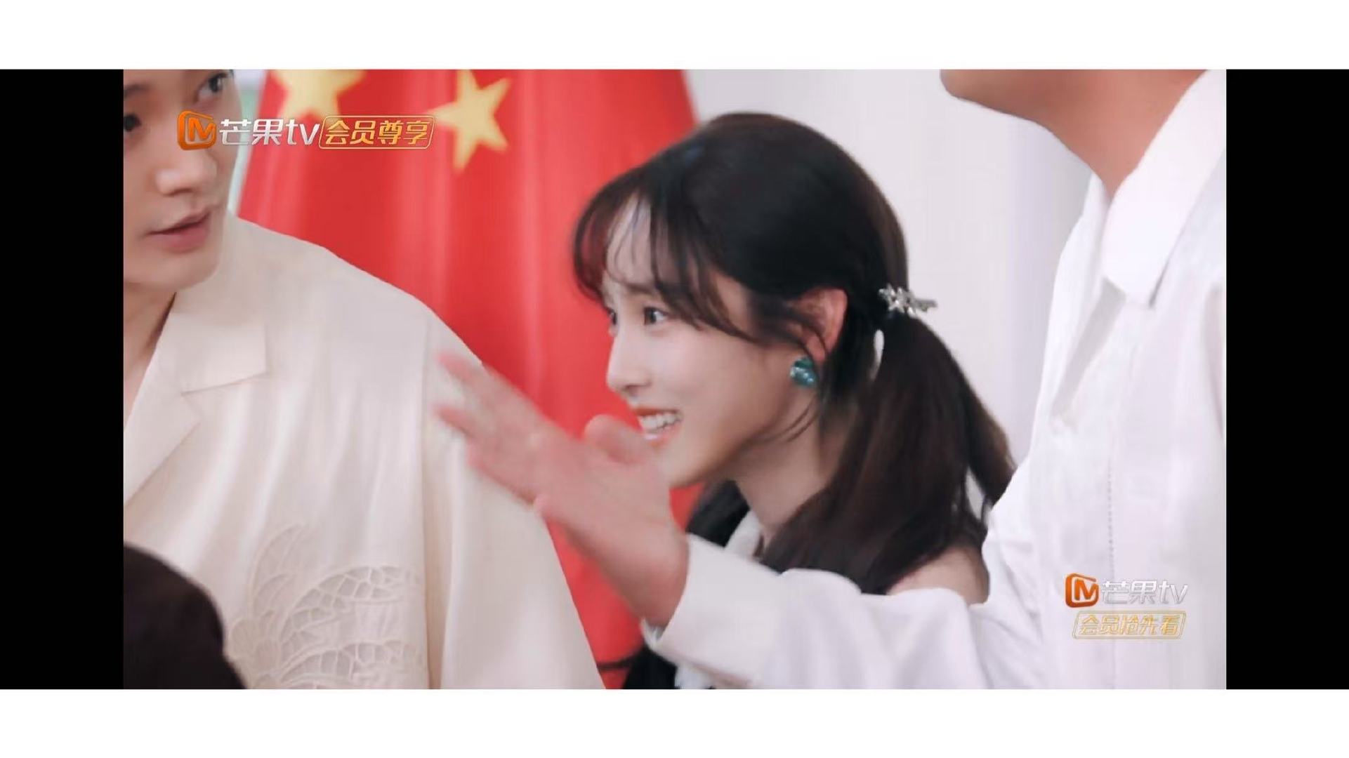 邓为和女生交流下意识弯着腰 周冬雨夸邓为高大帅气 邓为对林依晨、吴君如的照顾全是