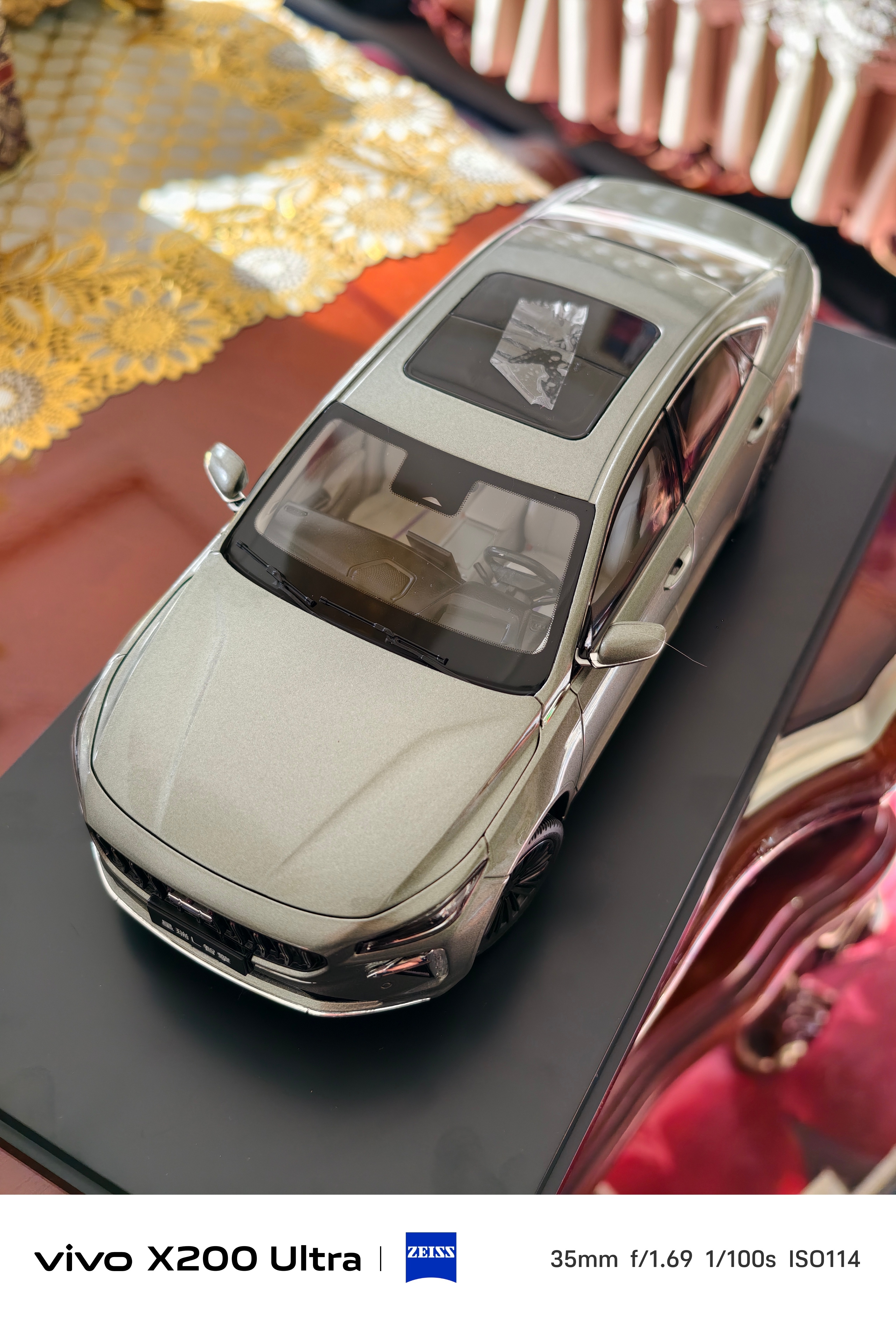 吉利中国星 星瑞L智擎的车模1比18做的足够细致车门、后背箱，后备箱的下沉储物箱